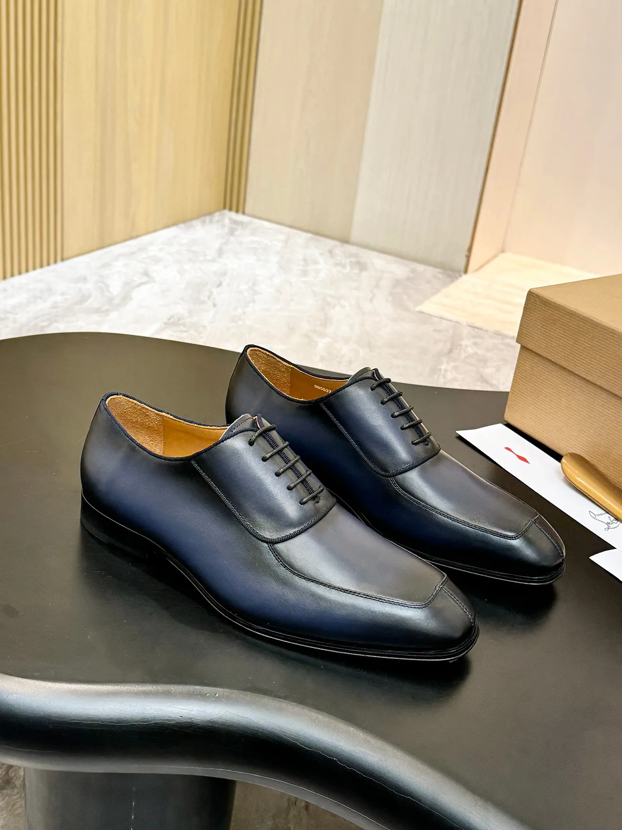 [CL red sole shoes] Top P: 1020💰 Size 39-44 (⚠️38.45.46.47 custom-made, non-returnable and non-exchangeable) 🆑High-end men's business formal leather shoes, original authentic top quality goods ••✅💯 Top original order purchasing agent! Original imported patterned cowhide ➕Imported cowhide lining ➕Cowhide feet ➕Original leather outsole~🉑️Feel free to compare the authentic ones!